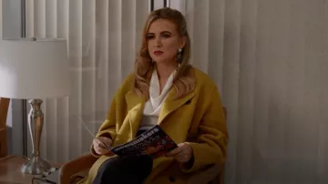 Proenza Schouler White Label Double Face Double Breasted Coat porté par Amanda Carrington (Eliza Bennett) comme vu dans Dynasty (S04E16)