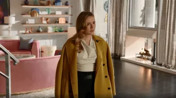 Pantalon Alice + Olivia Adelina porté par Amanda Carrington (Eliza Bennett) vu dans Dynasty (S04E16)