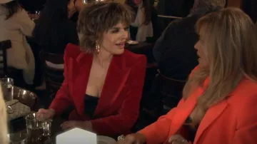 Chaqueta de un solo pecho Gucci Velvet usada por Lisa Rinna como se ve en The Real Housewives of Beverly Hills (S12E17)