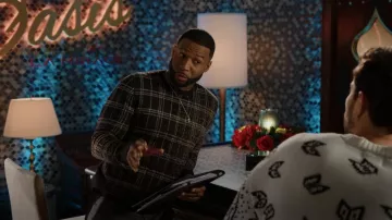 Fendi Blurred FF Suéter usado por Michael Culhane (Robert Christopher Riley) como se ve en Dinastía (S04E16)