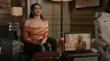 Jonathan Simkhai Zayla Compact Off Le pull d’épaule porté par Eva (Kara Royster) vu dans Dynasty (S04E16)