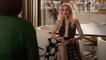 Dolce & Gabbana Robe à col halterneck à pois portée par Alexis Carrington (Elaine Hendrix) vue dans Dynasty (S04E16)
