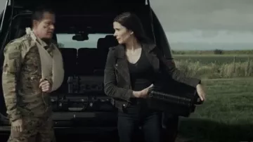 Chaqueta de motociclista de ante en blanco de Nueva York usada por Lois Lane (Bitsie Tulloch) como se ve en Superman & Lois (S01E15)