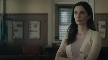 Tory Burch Simone Cardigan porté par Lois Lane (Bitsie Tulloch) vu dans Superman & Lois (S01E15)