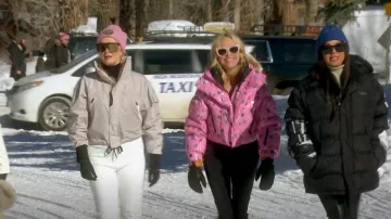Moncler Genius Plumel Chaqueta puffer de impresión gráfica usada por Sutton Stracke como se ve en The Real Housewives of Beverly Hills (S12E17)
