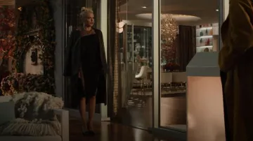 Chaque x autre manteau en faux cuir porté par Alexis Carrington (Elaine Hendrix) comme on le voit dans Dynasty (S04E16)