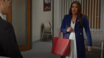 Alexander McQueen Skull Croc Embossed Leather Tote porté par Cristal Carrington (Daniella Alonso) vu dans Dynasty (S04E16)