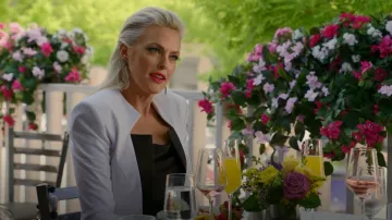 Haider Ackermann Silk Trimmed Cotton Twill Jacket porté par Alexis Carrington (Elaine Hendrix) vu dans Dynasty (S04E16)