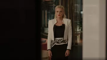 Cinturón de arco Moschino usado por Alexis Carrington (Elaine Hendrix) como se ve en Dinastía (S04E16)