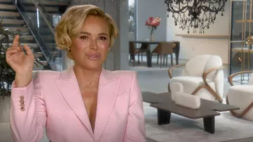 Alexander McQueen Cutout Wool Blazer usado por Diana Jenkins como se ve en The Real Housewives of Beverly Hills (S12E17)