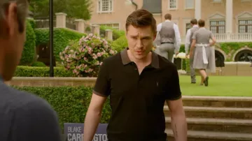 Polo All Saints Orlando Regular Fit porté par Adam Carrington (Sam Underwood) vu dans Dynasty (S04E18)