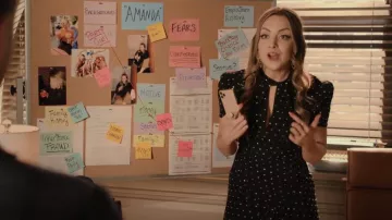 Autorretrato reunido Vestido Midi de Crepe Adornado con Cristal usado por Fallon Carrington (Elizabeth Gillies) como se ve en Dinastía (S04E18)