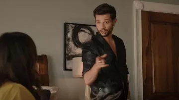 Saint Laurent Shawl Lapel Silk Jacquard Shirt porté par Sam Jones (Rafael de la Fuente) vu dans Dynasty (S04E18)