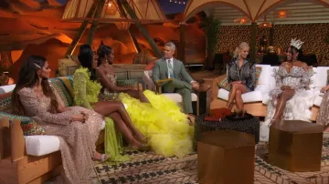 Femme La Donatella Mule portée par Lesa Milan vue dans The Real Housewives of Dubai (S01E13)