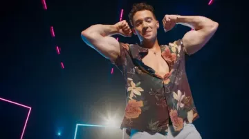 Asos Ombre Floral Placement Shirt In Purple usado por Joey Roppo como se ve en Dated and Related (Temporada 1 Episodio 1)