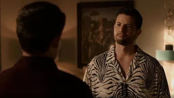 Céline Homme Camp Collar Zebra Print Woven Shirt porté par Sam Jones (Rafael de la Fuente) vu dans Dynasty (S05E21)