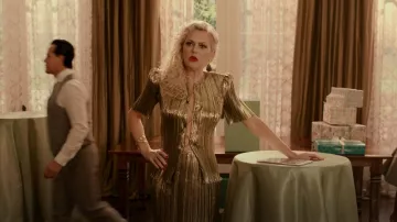 Altuzarra Adoni Cutout Plissé Lame Top porté par Alexis Carrington (Elaine Hendrix) vu dans Dynasty (S05E21)