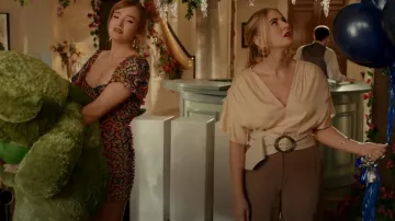 Vince Short Sleeve Draped Silk Blouse porté par Amanda Carrington (Eliza Bennett) comme vu dans Dynasty (S05E21)
