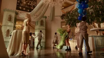 Sandales Veerah Venus portées par Alexis Carrington (Elaine Hendrix) vues dans Dynasty (S05E21)