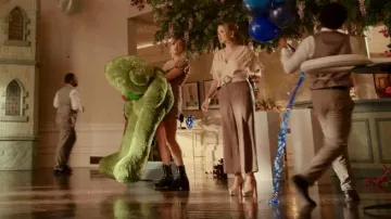 Christian Louboutin Coluna Girl Sahara Laminato Sandales portées par Amanda Carrington (Eliza Bennett) vues dans Dynasty (S05E21)
