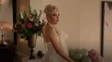 Magda Butrym Appliqué Organza de soie et mini robe en satin portée par Alexis Carrington (Elaine Hendrix) comme vu dans Dynasty (S05E21)