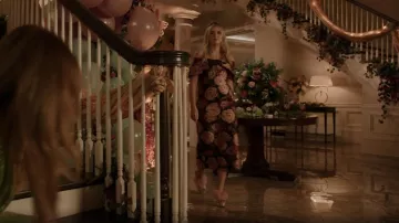 Sandales Malone Souliers Rika portées par Amanda Carrington (Eliza Bennett) vues dans Dynasty (S05E21)