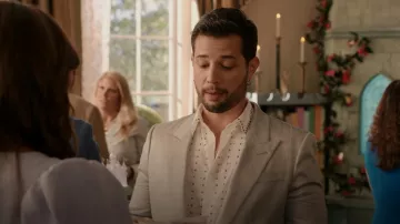 Prada Stud Embellished Button Front Shirt porté par Sam Jones (Rafael de la Fuente) comme on le voit dans Dynasty (S05E21)