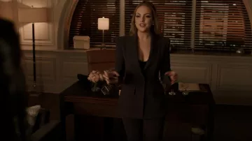 Pantalon évasé en crêpe extensible Alex Perry Rene porté par Fallon Carrington (Elizabeth Gillies) vu dans Dynasty (S05E21)