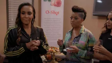 Adidas Originals Three Stripe Velour Loose Track Top usado por Contessa Metcalfe como se ve en Married to Medicine (S09E08)