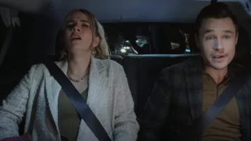 Alexander McQueen Peplum Viscose Tank usado por Amanda Carrington (Eliza Bennett) como se ve en Dynasty (S04E18)