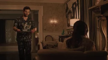 Pantalon Valentino Zodiac Print Straight Leg porté par Sam Jones (Rafael de la Fuente) vu dans Dynasty (S04E18)