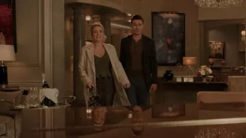 Versace Embelli Medusa Tote porté par Amanda Carrington (Eliza Bennett) comme vu dans Dynasty (S04E18)