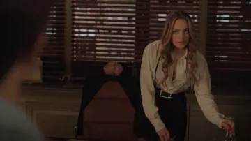 B-Low The Belt Joan Imitation Pearl Buckle Belt portée par Fallon Carrington (Elizabeth Gillies) comme on le voit dans Dynasty (S04E20)