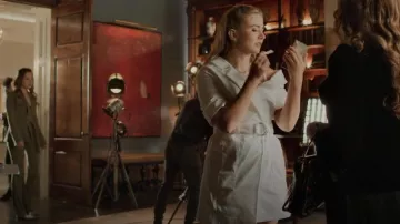 Cinq à Sept Milly Vestido usado por Amanda Carrington (Eliza Bennett) como se ve en Dinastía (S04E18)