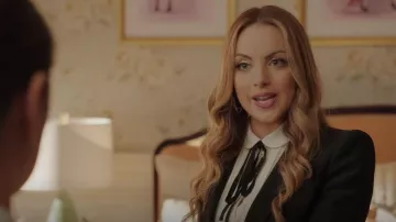 Victoria Beckham Contrast Ties Chemise de soie plissée portée par Fallon Carrington (Elizabeth Gillies) comme on le voit dans Dynasty (S04E20)