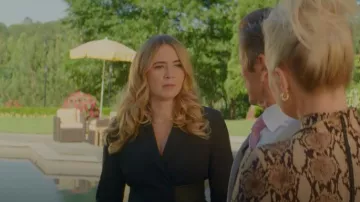 Alexis Rachel Blazer Mini Vestido usado por Amanda Carrington (Eliza Bennett) como se ve en Dinastía (S04E18)