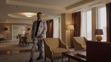 Pantalon Rochambeau Relax Fit Pyrex Print porté par Sam Jones (Rafael de la Fuente) vu dans Dynasty (S04E20)