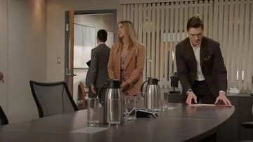 Veronica Beard Amadi Dickey Veste portée par Amanda Carrington (Eliza Bennett) vue dans Dynasty (S04E20)