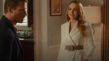 Cinturón de cuero Alaia usado por Fallon Carrington (Elizabeth Gillies) como se ve en Dinastía (S04E19)