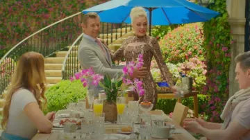 Bandier x A.L.C. Mock Neck Thong Bodysuit porté par Alexis Carrington (Elaine Hendrix) vu dans Dynasty (S04E19)