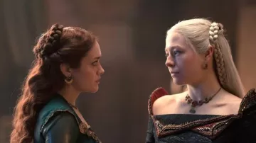 Boucles d’oreilles Sunrise portées par la reine Alicent Hightower (Olivia Cooke) dans la série télévisée House of the Dragon (saison 1 épisode 4)