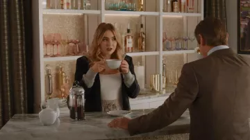 Cinq una chaqueta Blazer con capucha Sept Khloe usada por Amanda Carrington (Eliza Bennett) como se ve en Dinastía (S04E19)