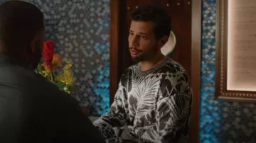 Saint Laurent Foliage Pattern Crew Neck Jumper porté par Sam Jones (Rafael de la Fuente) vu dans Dynasty (S04E19)