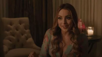Boucles d’oreilles Lele Sadoughi Halfcourt Heart portées par Fallon Carrington (Elizabeth Gillies) vues dans Dynasty (S04E19)