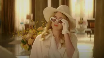 Gafas de sol Elizabeth y James McKinley usadas por Amanda Carrington (Eliza Bennett) como se ve en Dinastía (S04E19)