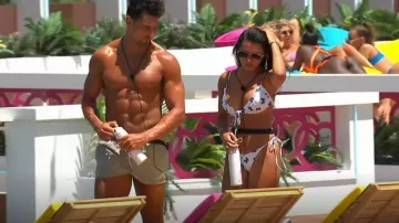 Shein Butterfly Bikini usado por Paige Thorne como se ve en Love Island (S08E21)