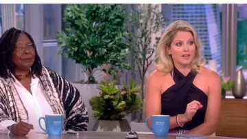 Generation Love Sleeveless Silk Stretch Crossover Top usado por Sara Haines como se ve en The View el 6 de septiembre de 2022
