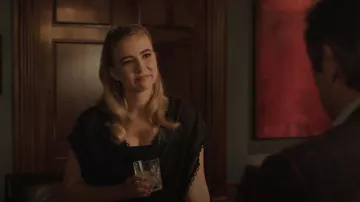 La déclaration House Oval Morganite Boucles d’oreilles portées par Amanda Carrington (Eliza Bennett) comme vu dans Dynasty (S04E19)