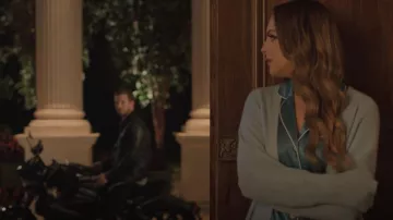 Olivia Von Halle bordada en el conjunto de pijama de coco de seda usado por Fallon Carrington (Elizabeth Gillies) como se ve en Dinastía (S04E19)