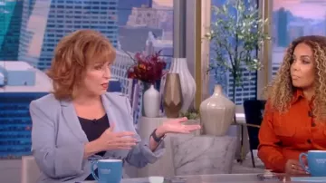 Cinq un Blazer embellecido de Sept Loisa usado por Joy Behar como se ve en The View el 7 de septiembre de 2022